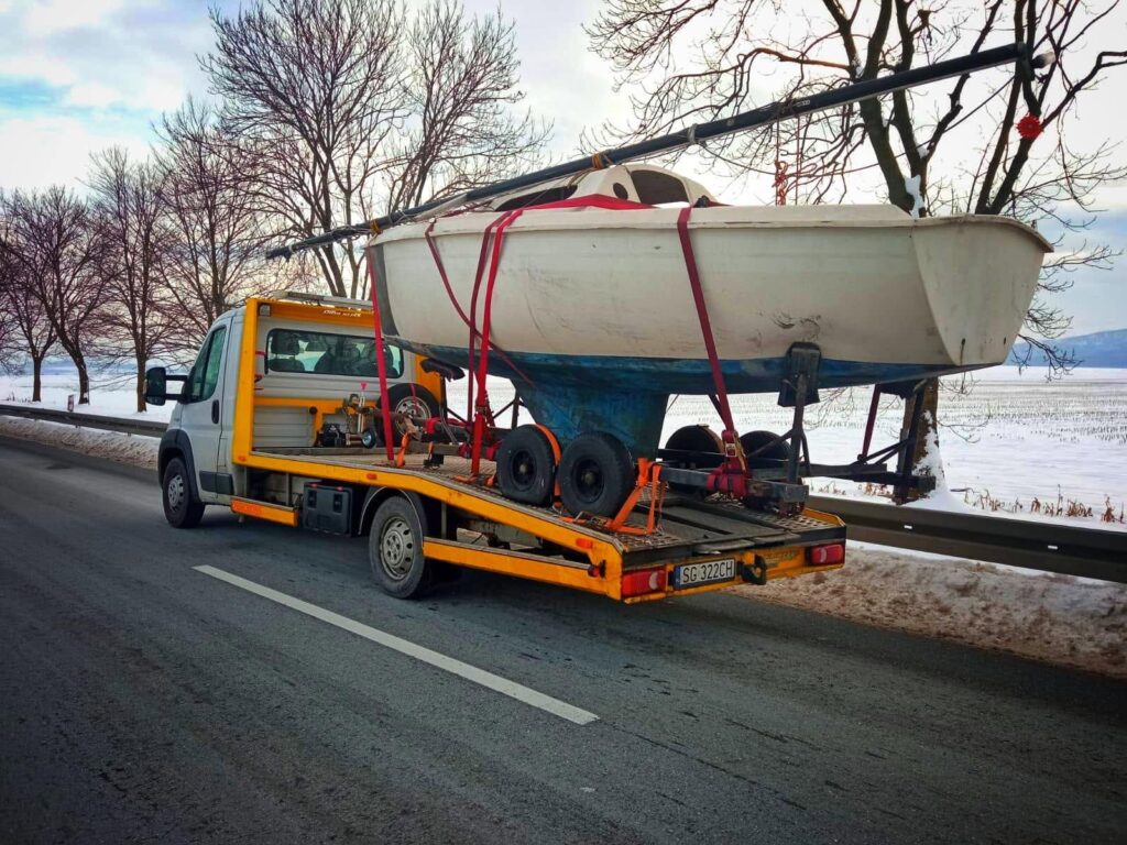 Autolaweta Fiat Ducato z łodzią – transport ładunków gabarytowych